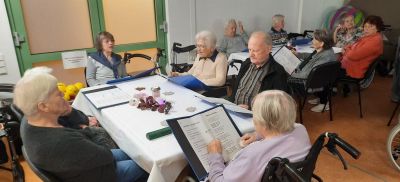 Bewohner lesen Informationen